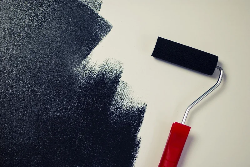 Choisir le bon matériel : rouleau, pinceau et peinture